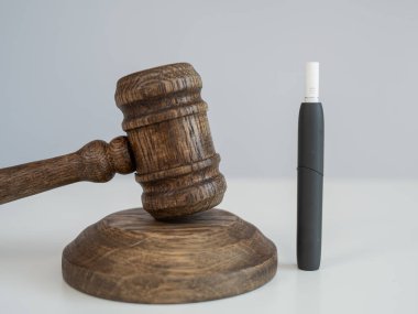 Hakimler tokmak ve elektronik sigara. Tütün ısıtma sistemi