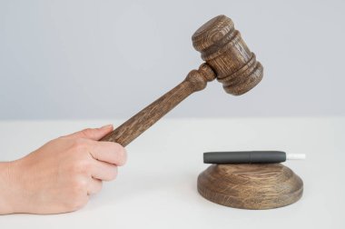Hakimler tokmak ve elektronik sigara. Tütün ısıtma sistemi