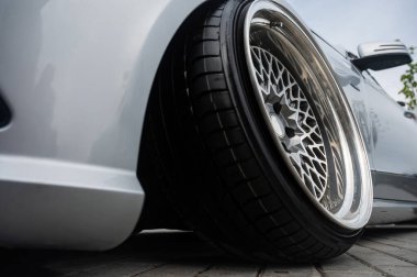 Özel Araba Tekerleği ve Tekerlek Mükemmelliğinin Yakın Çekimi