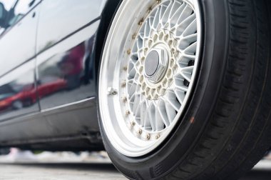 Özel Araba Tekerleği ve Tekerlek Mükemmelliğinin Yakın Çekimi