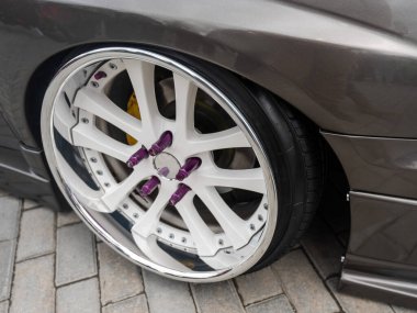 Özel Araba Tekerleği ve Tekerlek Mükemmelliğinin Yakın Çekimi