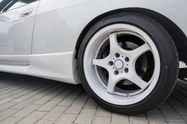 Özel Araba Tekerleği ve Tekerlek Mükemmelliğinin Yakın Çekimi