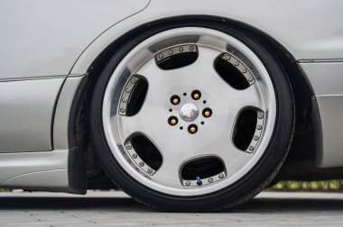 Özel Araba Tekerleği ve Tekerlek Mükemmelliğinin Yakın Çekimi