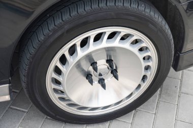 Özel Araba Tekerleği ve Tekerlek Mükemmelliğinin Yakın Çekimi