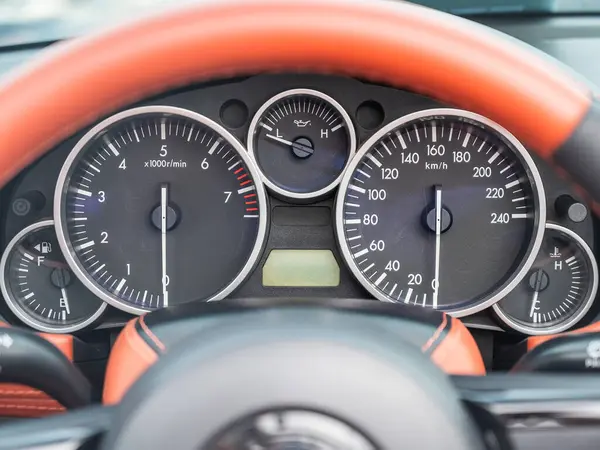 Bir Spor Araba Gösterge Tablosunun Yakından Görünümü 