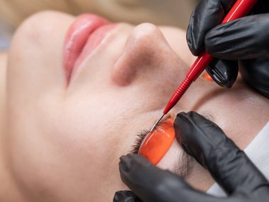 Beyaz kadın kirpik temizleme prosedüründen geçiyor.