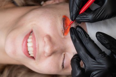 Beyaz kadın kirpik temizleme prosedüründen geçiyor.