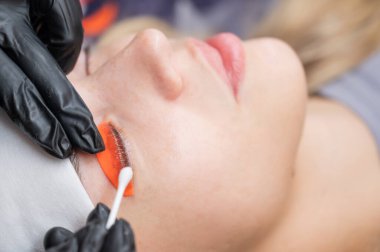 Beyaz kadın kirpik temizleme prosedüründen geçiyor.