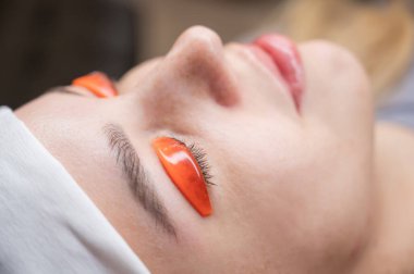 Beyaz kadın kirpik temizleme prosedüründen geçiyor.