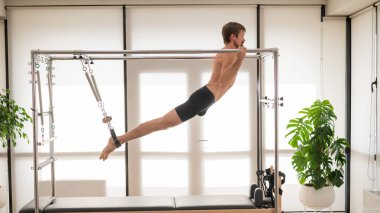 Bir adam yenilikçi bir makine üzerinde hava tatbikatları yapıyor.