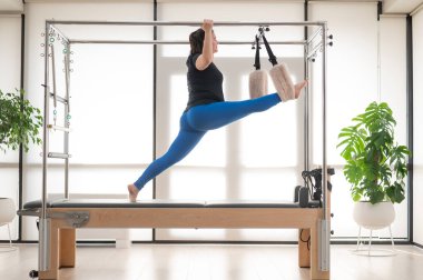Reformcu Üzerinde Pilates Yapan Odaklanmış Kadın