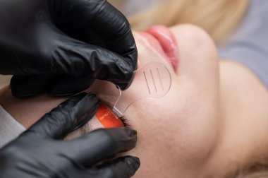 Beyaz kadın kirpik temizleme prosedüründen geçiyor.