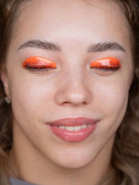 Kirpik kaplama prosedüründen geçen beyaz bir kadın. Üst görünüm