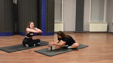 Kişisel esneme dersi alan beyaz bir kadın.