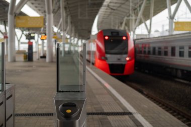 Tren istasyonunda cam turnike.