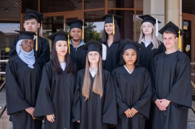 Mezuniyet elbiseli çok uluslu öğrenciler.