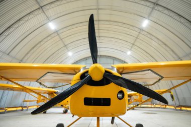 Sarı uçak, hangarda.