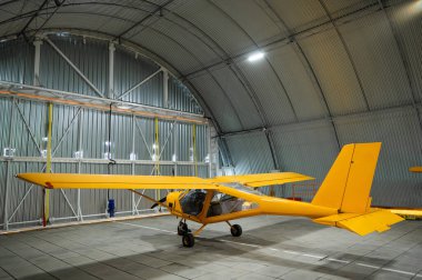 Sarı uçak, hangarda.