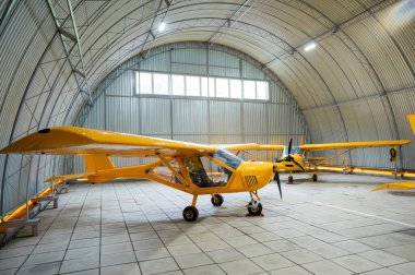 Sarı uçak, hangarda.