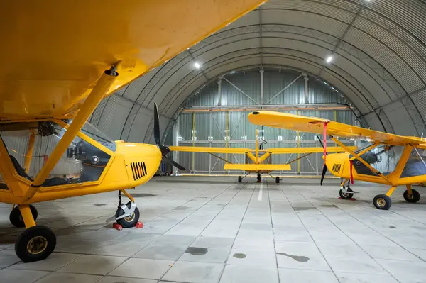 Sarı uçak, hangarda.