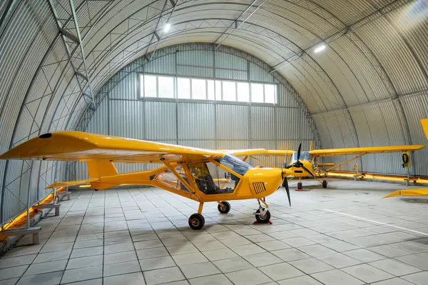 Sarı uçak, hangarda.