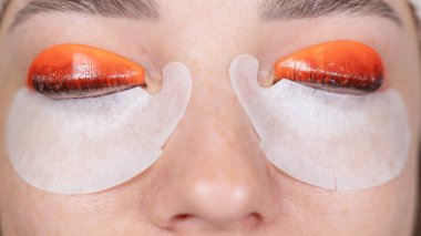 Kirpik kaplama prosedüründen geçen beyaz bir kadın. Üst görünüm