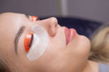 Beyaz kadın kirpik temizleme prosedüründen geçiyor.