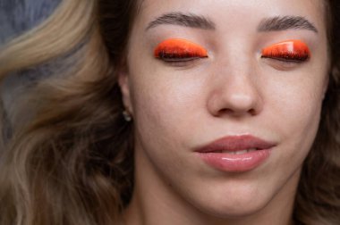 Kirpik kaplama prosedüründen geçen beyaz bir kadın. Üst görünüm