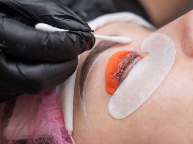 Profesyonelce kaplama ve kirpik boyama süreci.