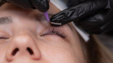 Kirpik kaplama prosedüründen sonra bir kadının gözlerine yakın çekim