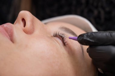 Salonda Profesyonel Kirpik Uzatma Uygulama Süreci