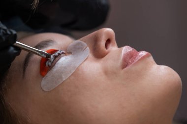 Beyaz kadın kirpik temizleme prosedüründen geçiyor.