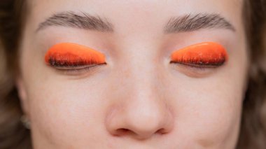 Kirpik kaplama prosedüründen geçen beyaz bir kadın. Üst görünüm