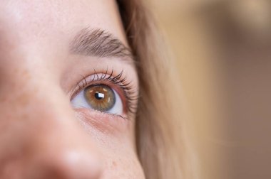 Kirpik kaplama prosedüründen sonra bir kadının gözlerine yakın çekim