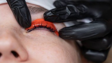 Profesyonelce kaplama ve kirpik boyama süreci.