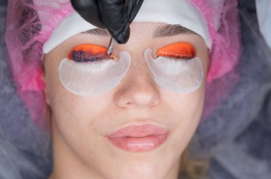 Profesyonelce kaplama ve kirpik boyama süreci.