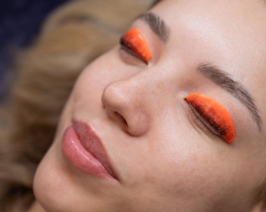 Beyaz kadın kirpik temizleme prosedüründen geçiyor.