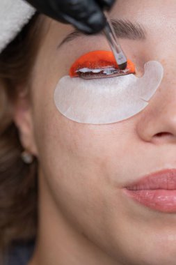 Beyaz kadın kirpik temizleme prosedüründen geçiyor.