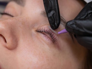 Salonda Profesyonel Kirpik Uzatma Uygulama Süreci