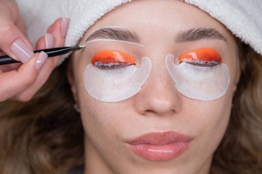 Profesyonelce katlama, kirpik boyama ve kaş boyama süreci.