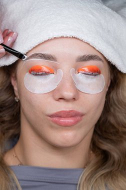 Profesyonelce katlama, kirpik boyama ve kaş boyama süreci.