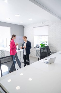 Meslektaşlar kahve içip iş arasında konuşurlar.