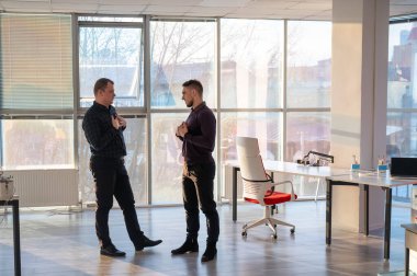 Ofiste konuşan iki beyaz adam.