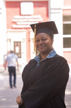 Mezuniyet elbisesi içindeki mutlu Afrikalı kadın portresi