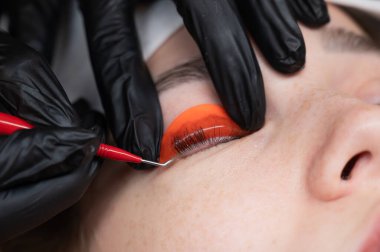 Beyaz kadın kirpik temizleme prosedüründen geçiyor.