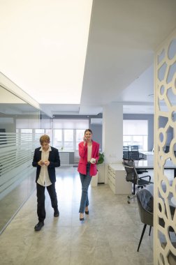 Meslektaşlar iş aralarında akıllı telefon kullanırlar