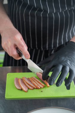 Şef ördeği dilimliyor.