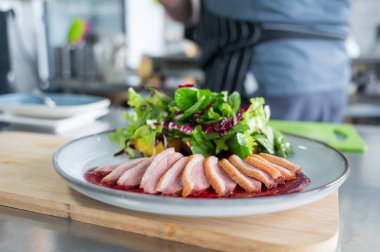 Şef ördek rostosu servis ediyor.