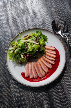 Kızarmış ördek bir tabakta parçalara ayrılmış.