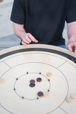 Stratejik Oyun Parçaları Tahta Tahta Crokinole üzerinde